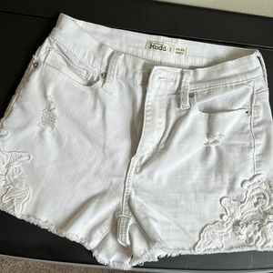 White shorts, size 3, Clothing brand MUDD, High-rise Shortie